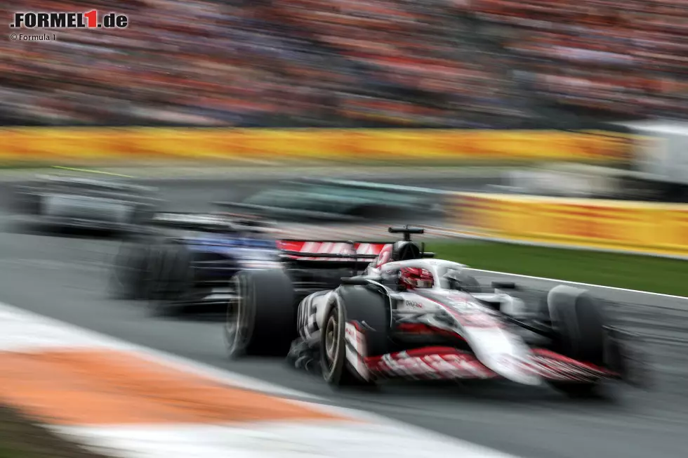 Foto zur News: Alexander Albon (Williams) und Esteban Ocon (Haas)