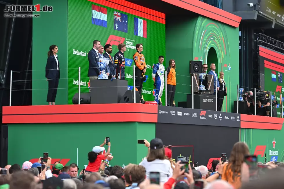 Foto zur News: Oscar Piastri (McLaren), Max Verstappen (Red Bull) und Isack Hadjar (Racing Bulls)