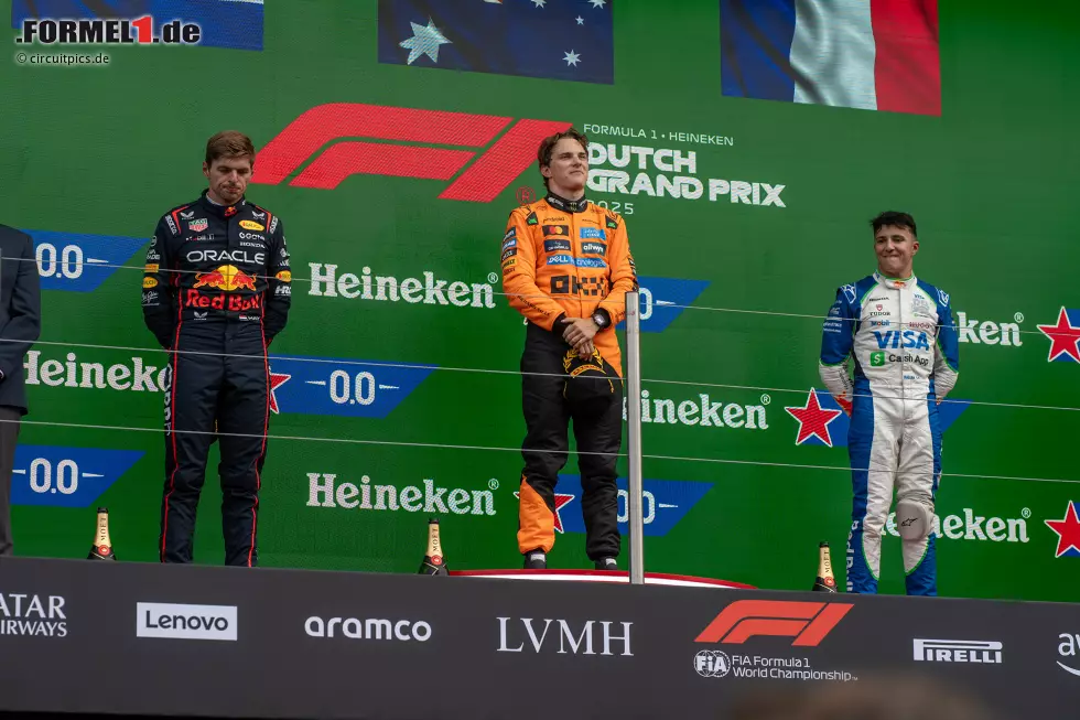 Foto zur News: Max Verstappen (Red Bull), Oscar Piastri (McLaren) und Isack Hadjar (Racing Bulls)