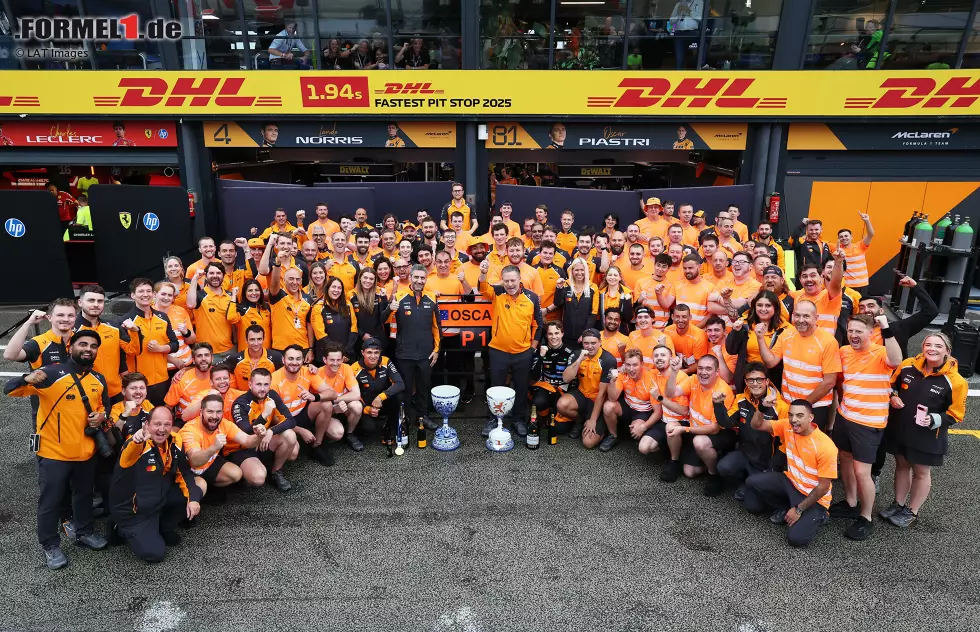 Foto zur News: Oscar Piastri (McLaren), Lando Norris (McLaren), Andrea Stella und Zak Brown