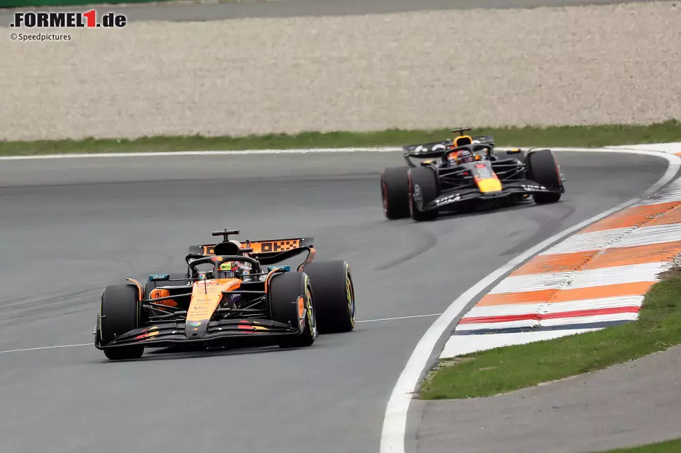 Foto zur News: Oscar Piastri (McLaren) und Max Verstappen (Red Bull)