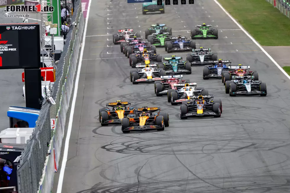Oscar Piastri (McLaren), Lando Norris (McLaren), Max Verstappen (Red Bull) und Isack Hadjar (Racing Bulls) Foto zur News: Oscar Piastri (McLaren), Lando Norris (McLaren), Max Verstappen (Red Bull) und Isack Hadjar (Racing Bulls)
