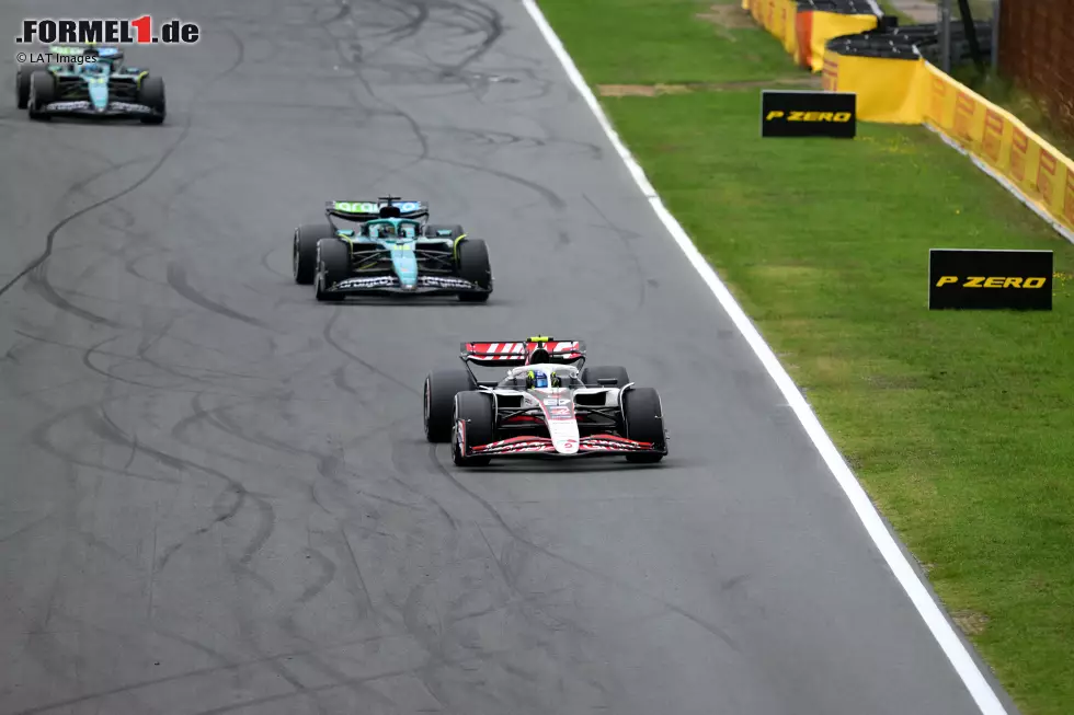 Foto zur News: Oliver Bearman (Haas), Lance Stroll (Aston Martin) und Fernando Alonso (Aston Martin)