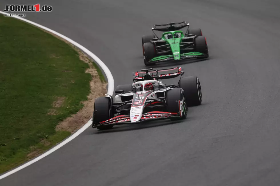 Foto zur News: Esteban Ocon (Haas) und Nico Hülkenberg (Sauber)