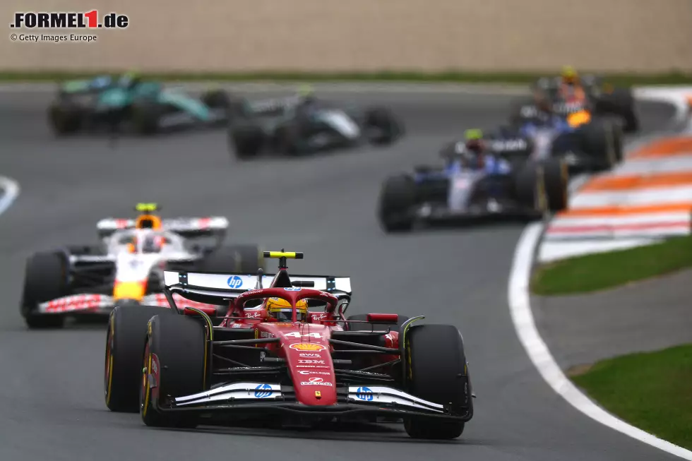 Foto zur News: Lewis Hamilton (Ferrari) und Liam Lawson (Racing Bulls)