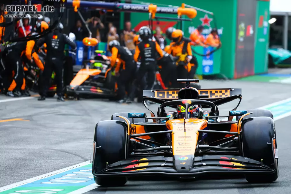 Foto zur News: Oscar Piastri (McLaren), Lando Norris (McLaren) und Mark Thompson