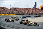 Foto zur News: Oscar Piastri (McLaren), Lando Norris (McLaren) und Max Verstappen (Red Bull)