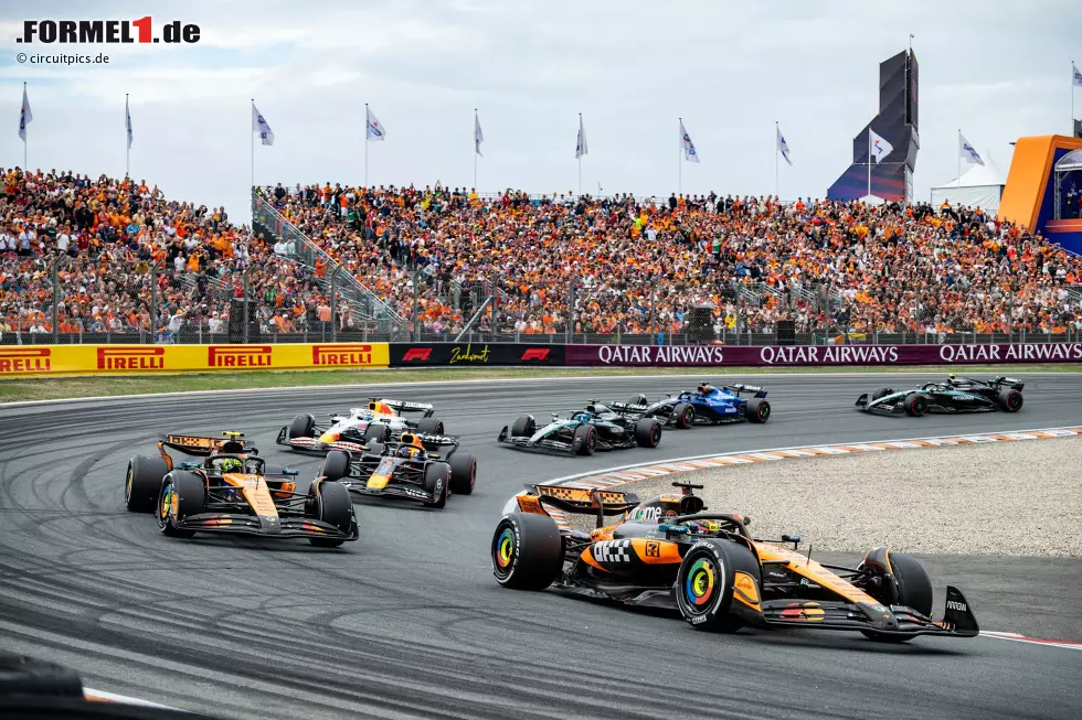 Foto zur News: Oscar Piastri (McLaren), Lando Norris (McLaren) und Max Verstappen (Red Bull)