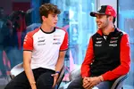 Foto zur News: Oliver Bearman (Haas) und Esteban Ocon (Haas)