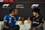 Foto zur News: Lewis Hamilton (Ferrari) und Yuki Tsunoda (Red Bull)