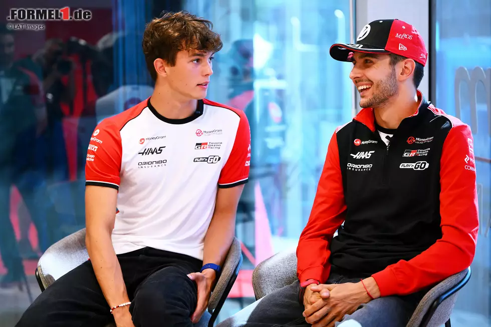 Foto zur News: Oliver Bearman (Haas) und Esteban Ocon (Haas)