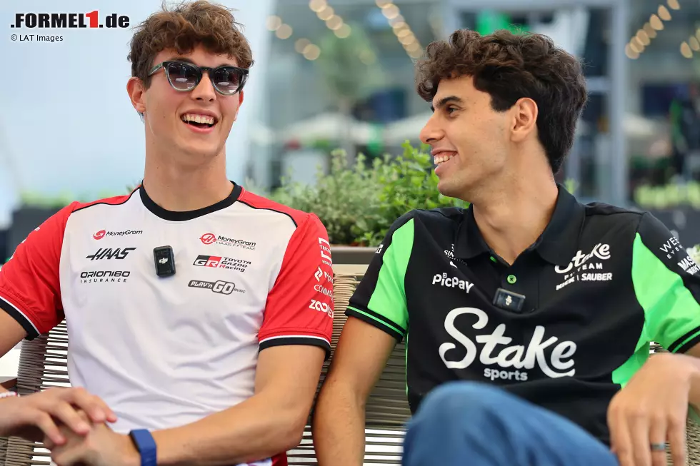 Foto zur News: Oliver Bearman (Haas) und Gabriel Bortoleto (Sauber)