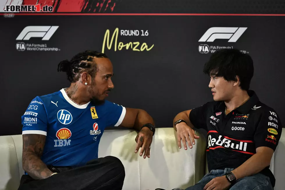 Foto zur News: Lewis Hamilton (Ferrari) und Yuki Tsunoda (Red Bull)