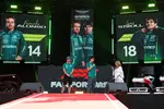 Foto zur News: Fernando Alonso (Aston Martin) und Lance Stroll (Aston Martin)