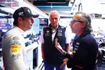 Foto zur News: Max Verstappen (Red Bull), Helmut Marko und Mark Thompson