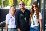 Foto zur News: Dan Towriss mit seiner neuen Assistentin Fiano Hewitson und seiner Ehefrau Cassidy