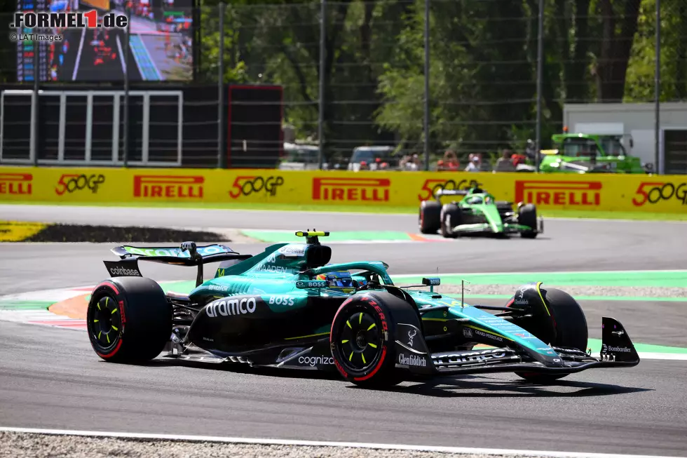 Foto zur News: Fernando Alonso (Aston Martin) und Nico Hülkenberg (Sauber)