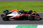 Foto zur News: Lewis Hamilton (Ferrari) und Yuki Tsunoda (Red Bull)