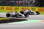 Foto zur News: Esteban Ocon (Haas) und Oliver Bearman (Haas)