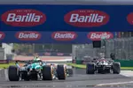 Foto zur News: Oliver Bearman (Haas) und Fernando Alonso (Aston Martin)