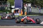 Foto zur News: Charles Leclerc (Ferrari) und Oliver Bearman (Haas)