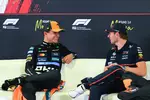 Foto zur News: Max Verstappen (Red Bull) und Lando Norris (McLaren)