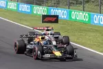 Foto zur News: Max Verstappen (Red Bull) und Esteban Ocon (Haas)