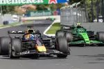 Foto zur News: Max Verstappen (Red Bull) und Gabriel Bortoleto (Sauber)