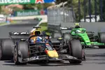 Foto zur News: Max Verstappen (Red Bull) und Gabriel Bortoleto (Sauber)