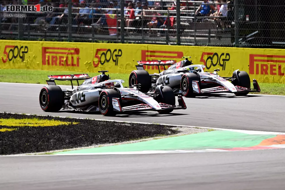 Foto zur News: Esteban Ocon (Haas) und Oliver Bearman (Haas)