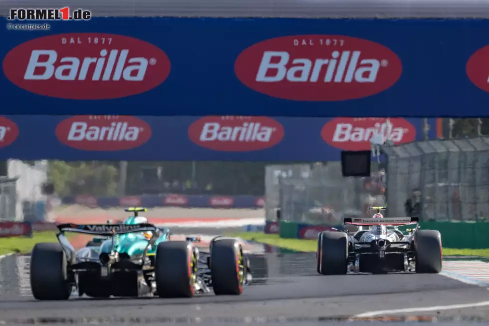 Foto zur News: Oliver Bearman (Haas) und Fernando Alonso (Aston Martin)