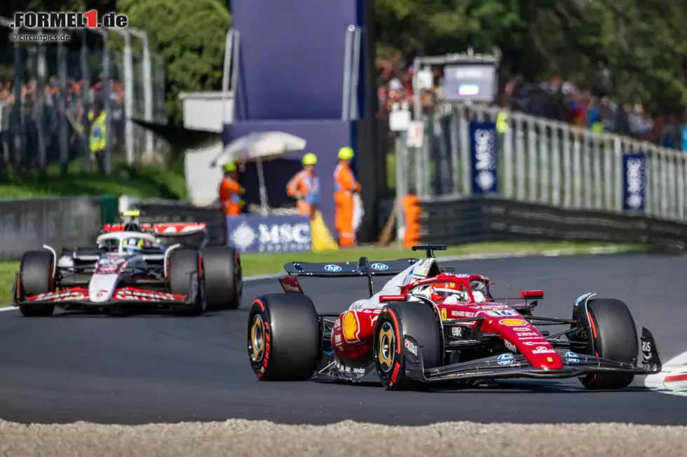 Foto zur News: Charles Leclerc (Ferrari) und Oliver Bearman (Haas)