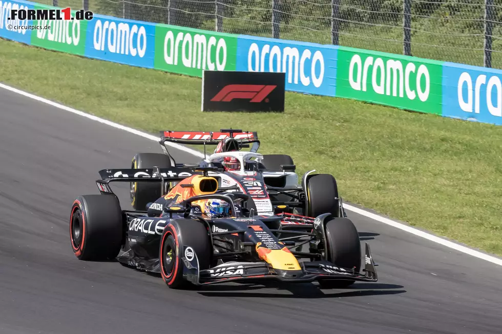 Foto zur News: Max Verstappen (Red Bull) und Esteban Ocon (Haas)