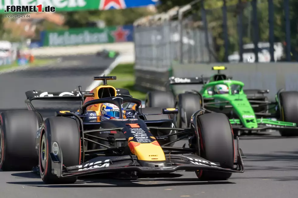 Foto zur News: Max Verstappen (Red Bull) und Gabriel Bortoleto (Sauber)