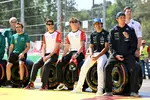 Foto zur News: Alexander Albon (Williams), Fernando Alonso (Aston Martin), Esteban Ocon (Haas), Oliver Bearman (Haas) und Carlos Sainz (Williams)