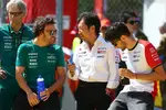 Foto zur News: Fernando Alonso (Aston Martin) und Esteban Ocon (Haas)