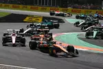 Foto zur News: Lando Norris (McLaren), Charles Leclerc (Ferrari) und Oscar Piastri (McLaren)