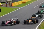 Foto zur News: Charles Leclerc (Ferrari), Oscar Piastri (McLaren) und George Russell (Mercedes)