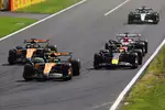 Foto zur News: Lando Norris (McLaren), Max Verstappen (Red Bull), Oscar Piastri (McLaren) und Charles Leclerc (Ferrari)