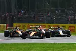 Foto zur News: Lando Norris (McLaren), Max Verstappen (Red Bull) und Oscar Piastri (McLaren)