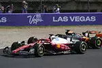 Foto zur News: Charles Leclerc (Ferrari) und Oscar Piastri (McLaren)
