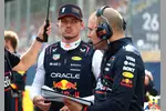 Foto zur News: Max Verstappen (Red Bull) und Mark Thompson