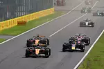Foto zur News: Lando Norris (McLaren), Max Verstappen (Red Bull) und Oscar Piastri (McLaren)