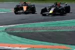 Foto zur News: Lando Norris (McLaren), Max Verstappen (Red Bull) und Mark Thompson