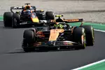 Foto zur News: Lando Norris (McLaren) und Max Verstappen (Red Bull)