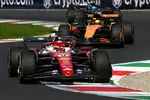 Foto zur News: Charles Leclerc (Ferrari), Oscar Piastri (McLaren) und George Russell (Mercedes)