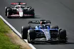 Foto zur News: Alexander Albon (Williams) und Esteban Ocon (Haas)
