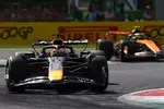 Foto zur News: Max Verstappen (Red Bull) und Lando Norris (McLaren)