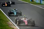 Foto zur News: Lewis Hamilton (Ferrari), Fernando Alonso (Aston Martin) und Yuki Tsunoda (Red Bull)