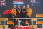 Foto zur News: Max Verstappen (Red Bull), Lando Norris (McLaren) und Oscar Piastri (McLaren)